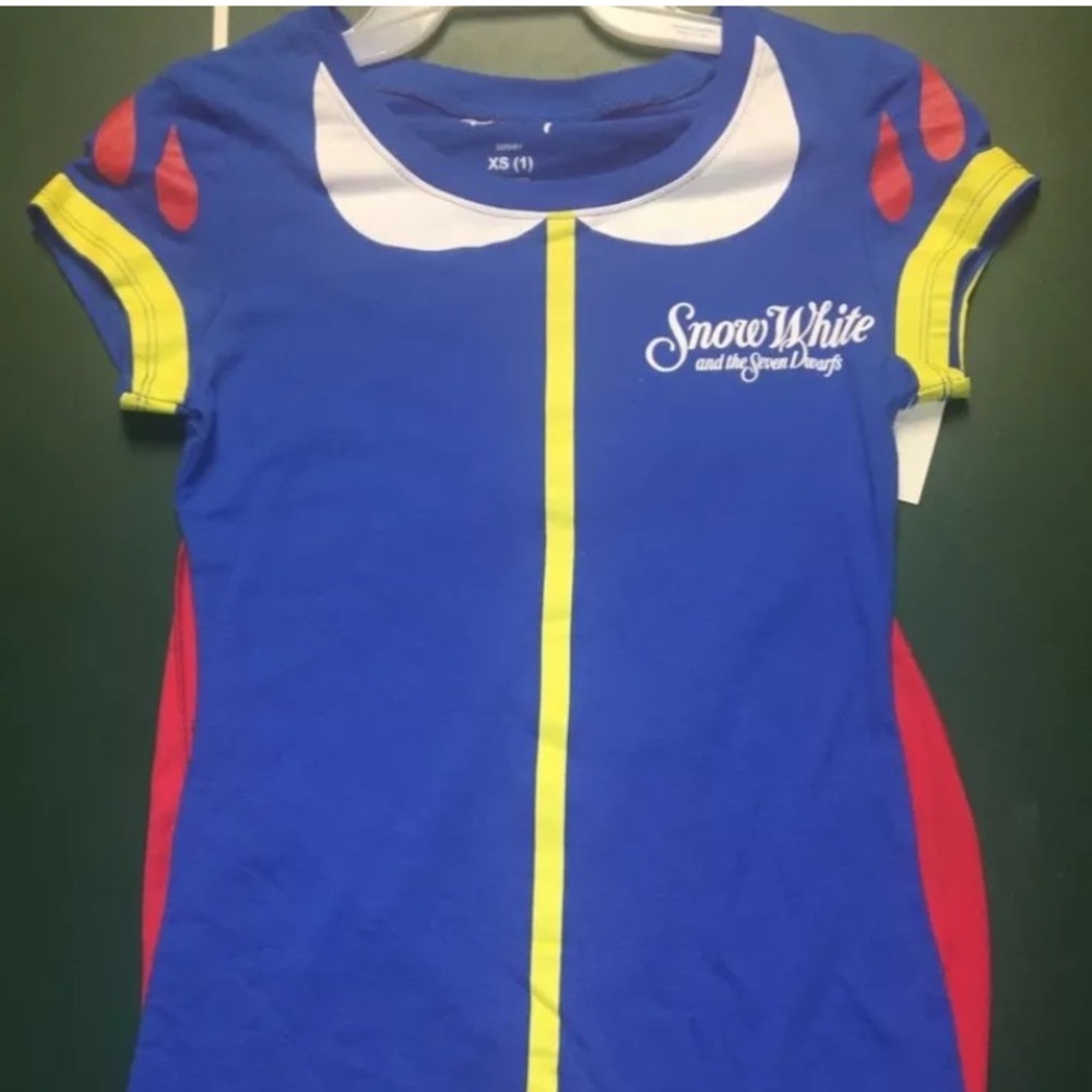 Snow White Cosplay T-Shirt w/ Red Cape - Medium